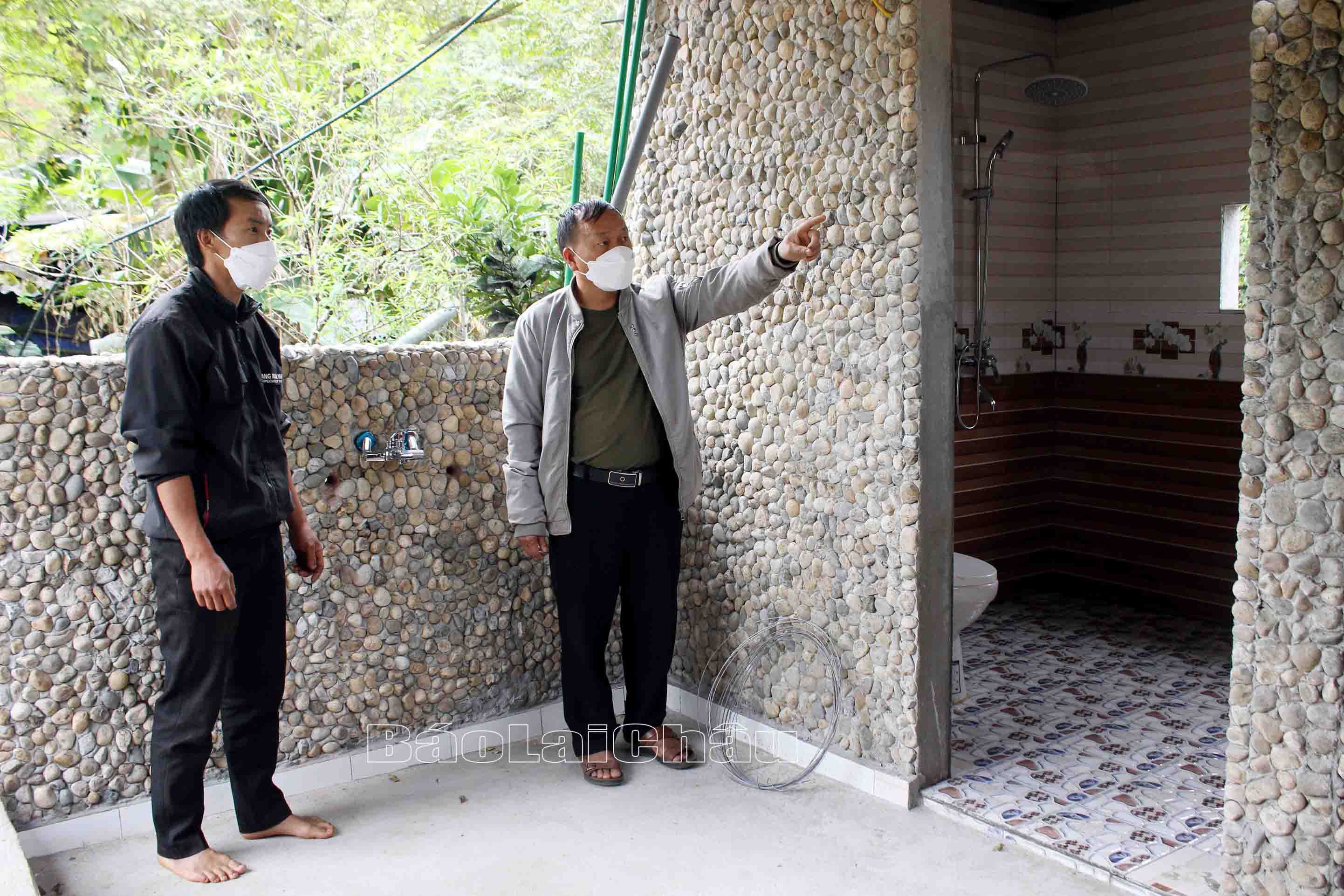 Gia đình anh Cứ A Dư ở bản Lao Chải 1 (xã Khun Há) kiểm tra công trình nhà vệ sinh tại khu Homestay.